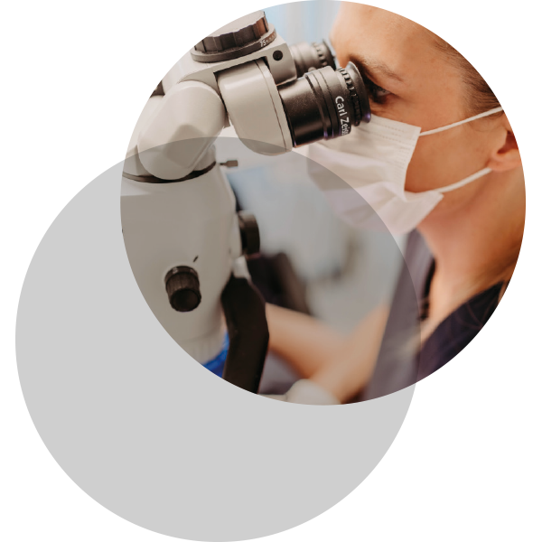 Dr. Karoline Waubke untersucht mit einem Dentalmikroskop