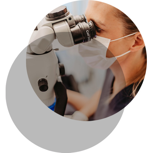 Dr. Karoline Waubke untersucht mit einem Dentalmikroskop