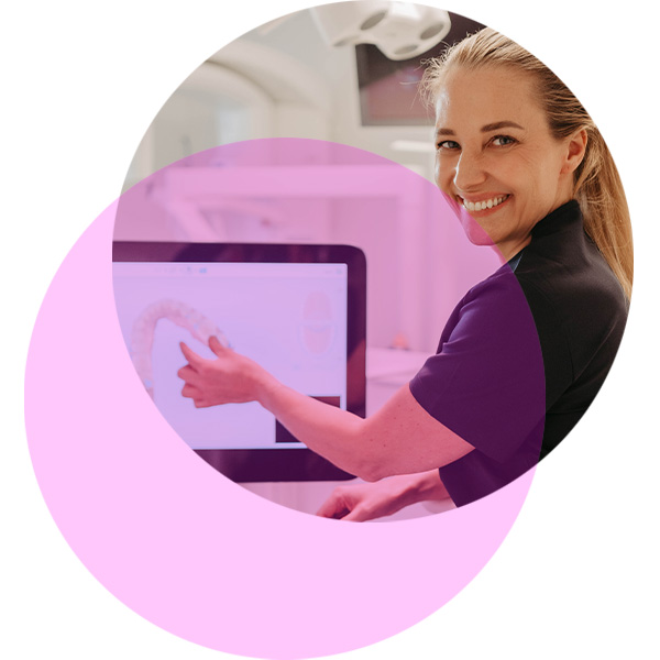 Dr. Karoline Waubke erklärt anhand eines Bildes auf dem Monitor Zahnästhetik in der Praxis